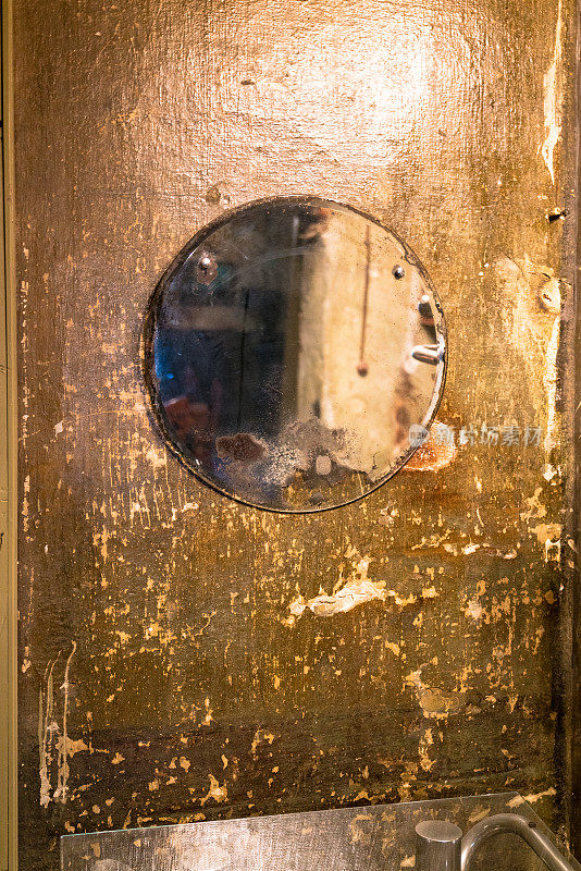 Vintage mirror on old砖墙背景纹理，空间为文字